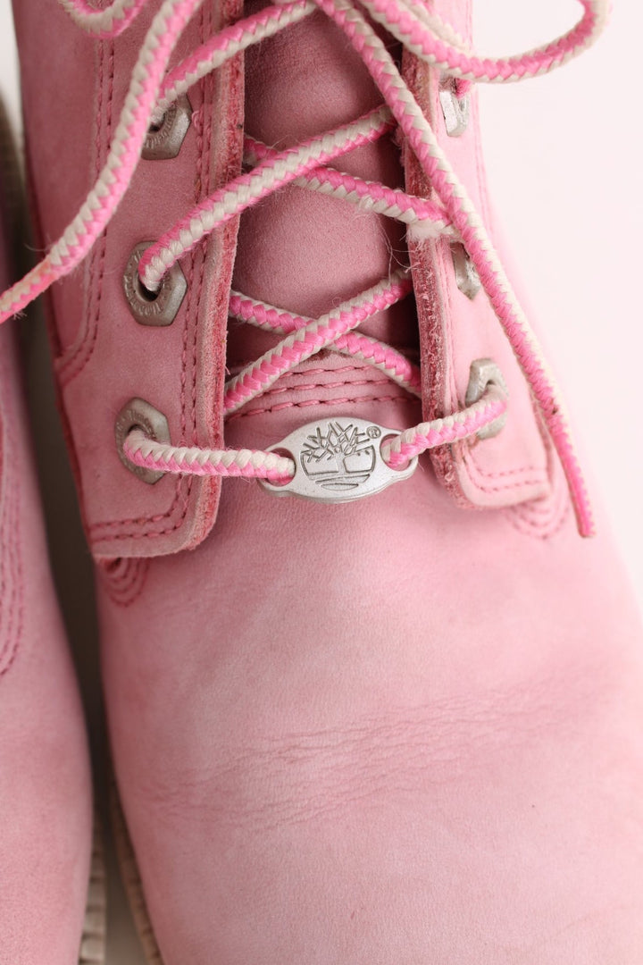 Vintage Timberland Nellie Boots in a pink colourway with the logo embroidered on the side, and has adjustable laces.