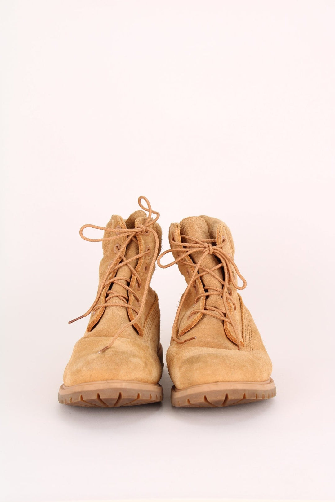 Vintage Timberland Boots in a all brown colourway with the logo embroidered on the side, and has adjustable laces.