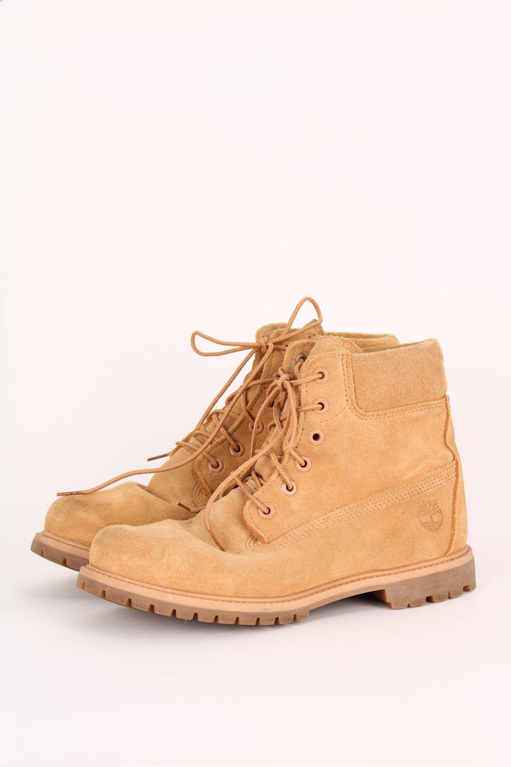 Vintage Timberland Boots in a all brown colourway with the logo embroidered on the side, and has adjustable laces.