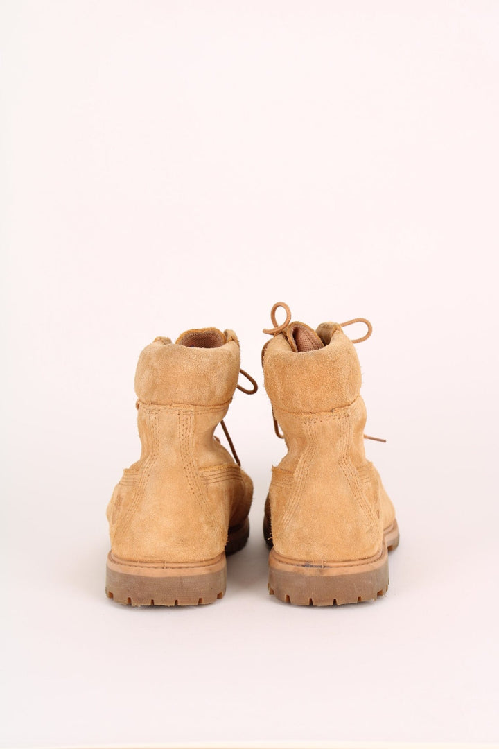 Vintage Timberland Boots in a all brown colourway with the logo embroidered on the side, and has adjustable laces.