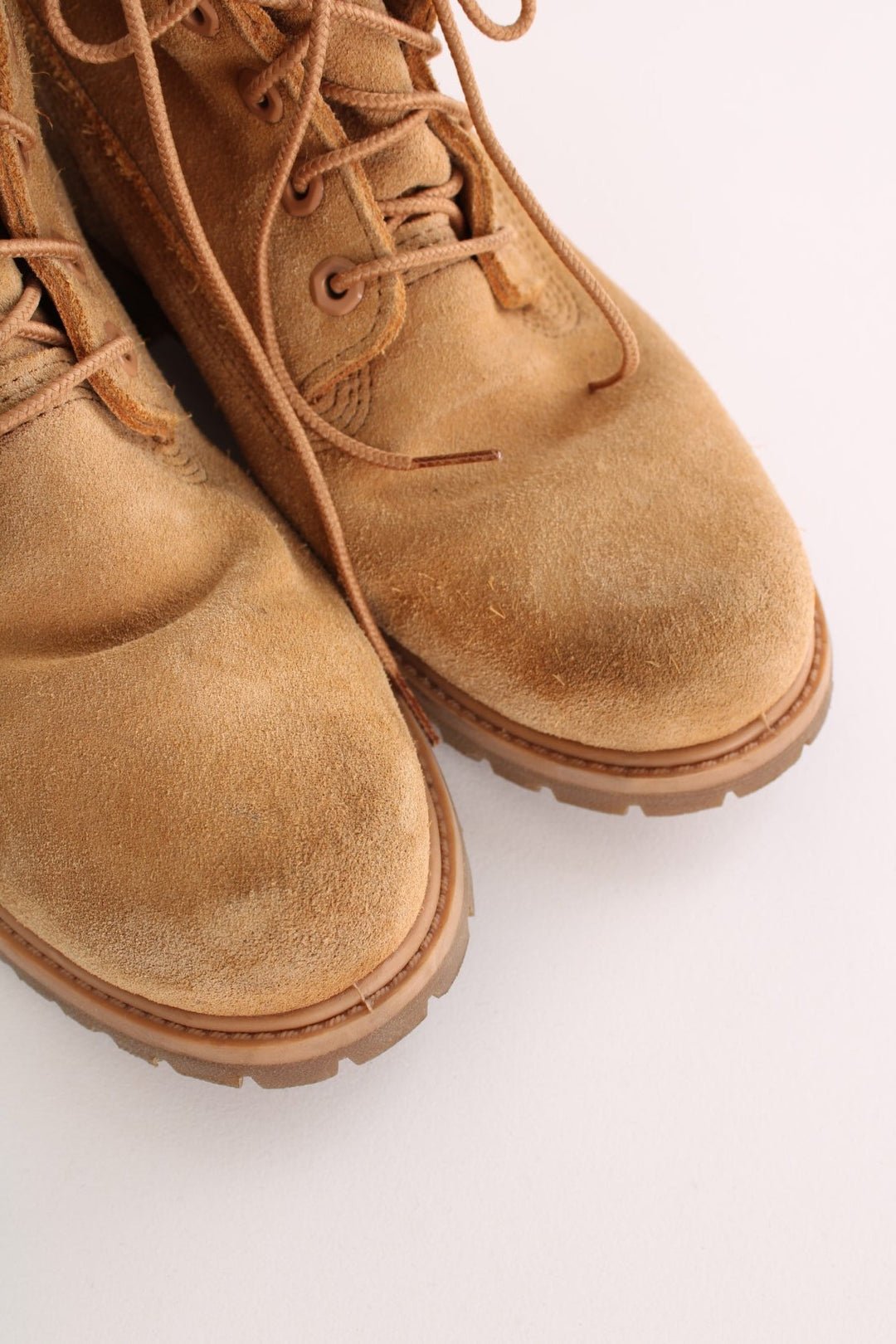 Vintage Timberland Boots in a all brown colourway with the logo embroidered on the side, and has adjustable laces.