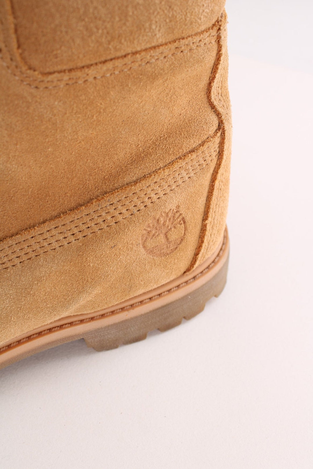 Vintage Timberland Boots in a all brown colourway with the logo embroidered on the side, and has adjustable laces.