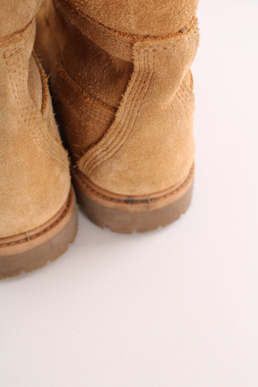 Vintage Timberland Boots in a all brown colourway with the logo embroidered on the side, and has adjustable laces.