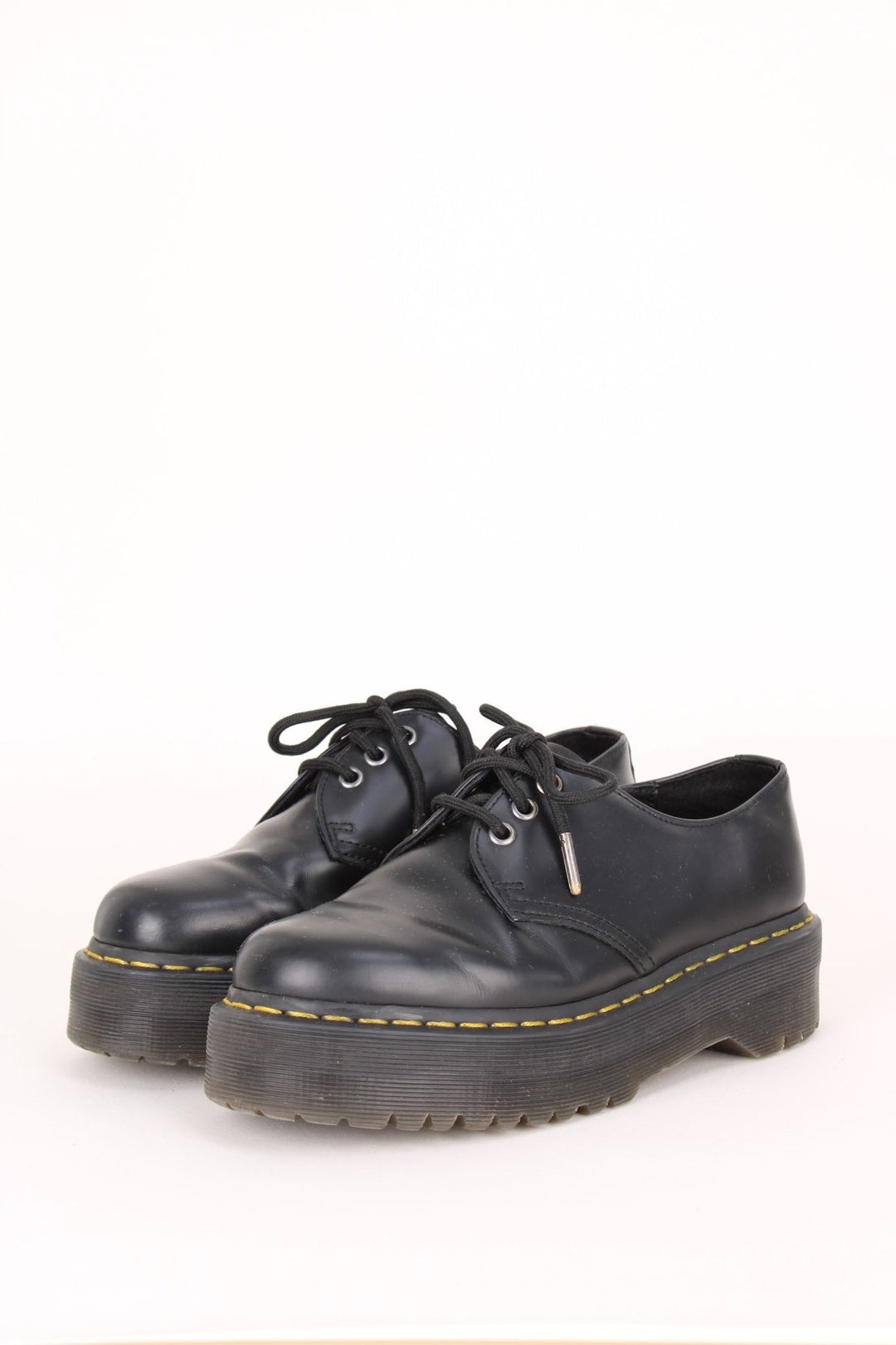 Dr Martens 1461 Boots in a black colourway with a high top sole, and has adjustable laces.