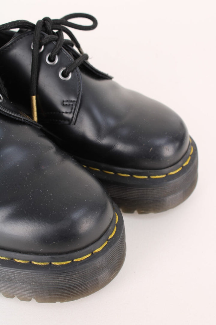 Dr Martens 1461 Boots in a black colourway with a high top sole, and has adjustable laces.