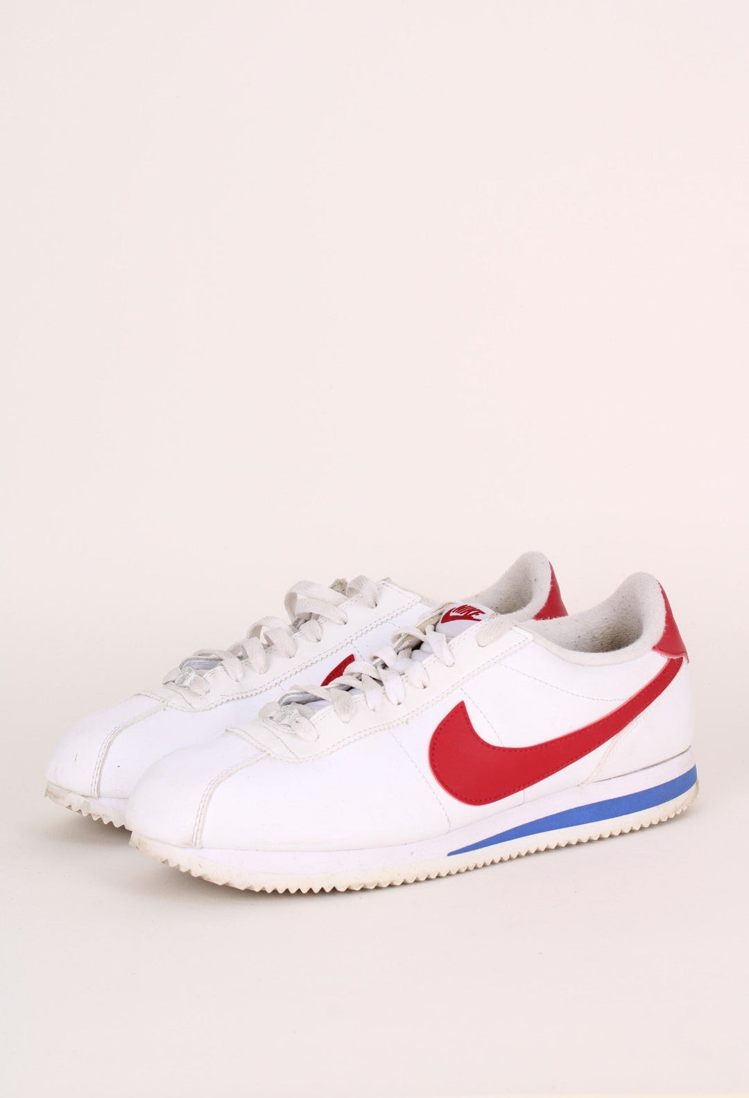 Vintage Nike Classic OG Cortez in a white, red and blue colourway with the swoosh logo embroidered on the sides, and has adjustable laces.