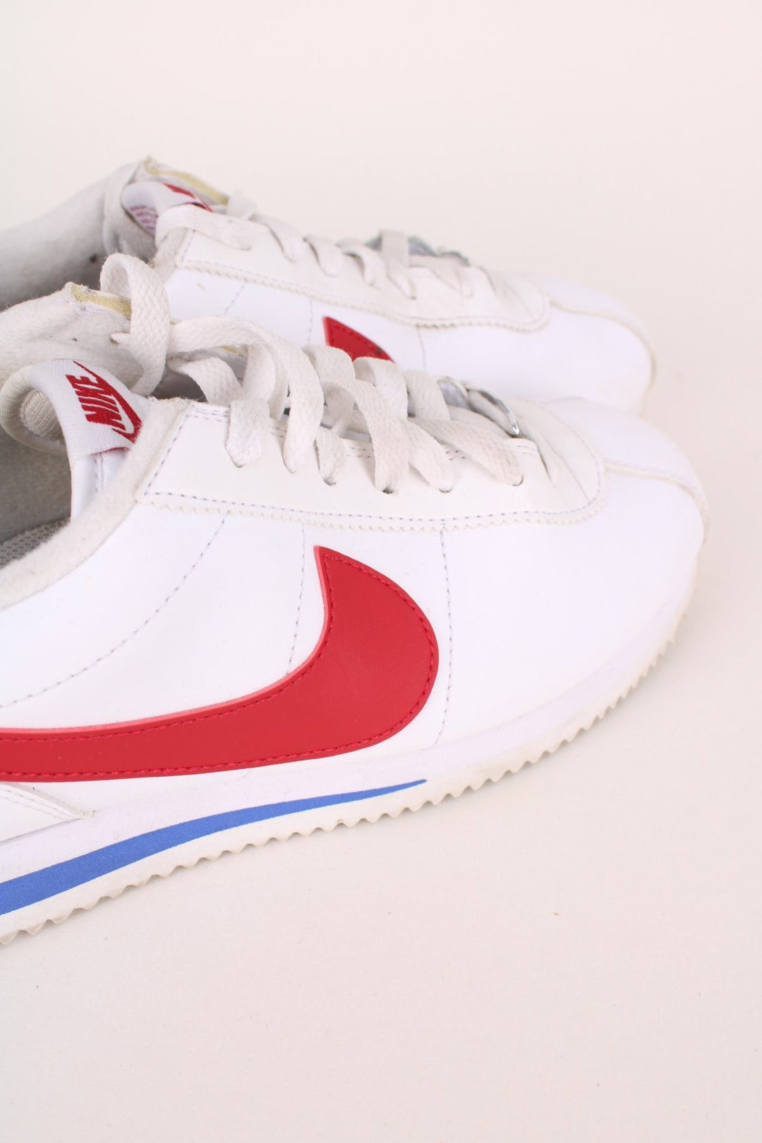 Vintage Nike Classic OG Cortez in a white, red and blue colourway with the swoosh logo embroidered on the sides, and has adjustable laces.