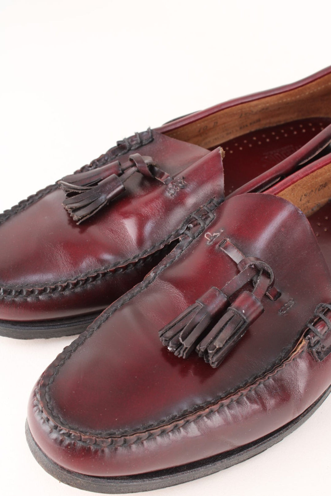 Vintage G.H Bass & Co. Weejuns Loafers in a burgundy red colourway and has tassels feature on the front.