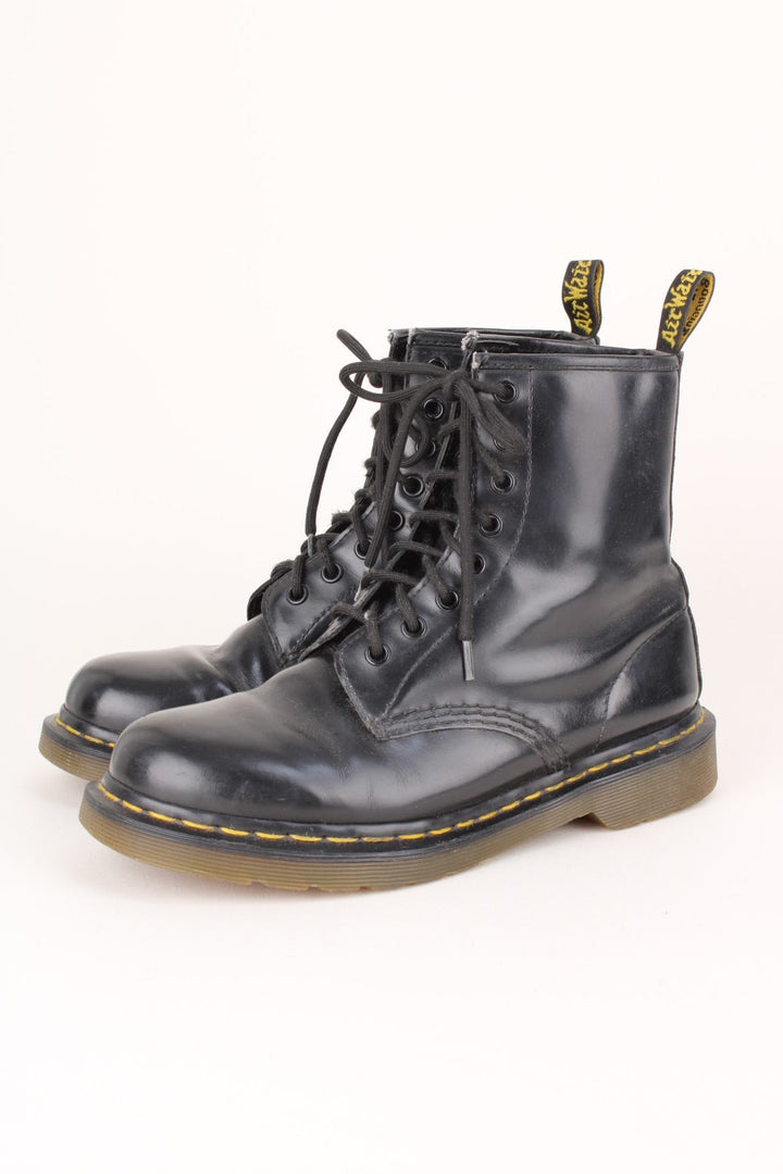 Dr Martens 11822 Boots in a black colourway, high rise boots with adjustable laces.