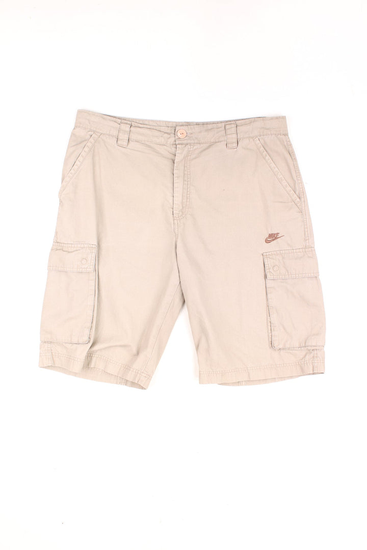 Vintage Nike Cargo Shorts in a tanned colourway, multiple pockets and has the logo embroidered on the front. 