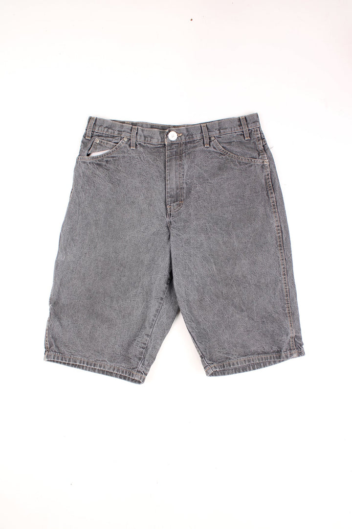 Dickies Carpenter Shorts in a grey denim colourway, multiple pockets and has the logo embroidered on the back. 