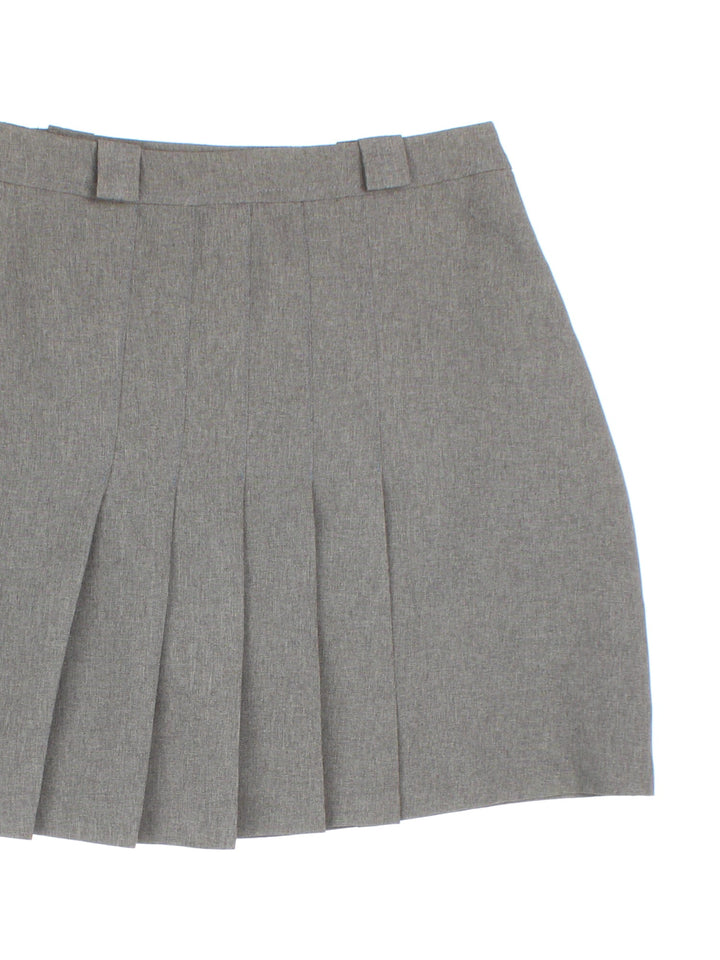 Y2K pleated mini skirt in grey with belt loops and zip closure by Madonna.