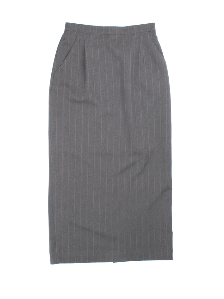 Y2K pencil skirt in grey with zip closure and a slit in the back.