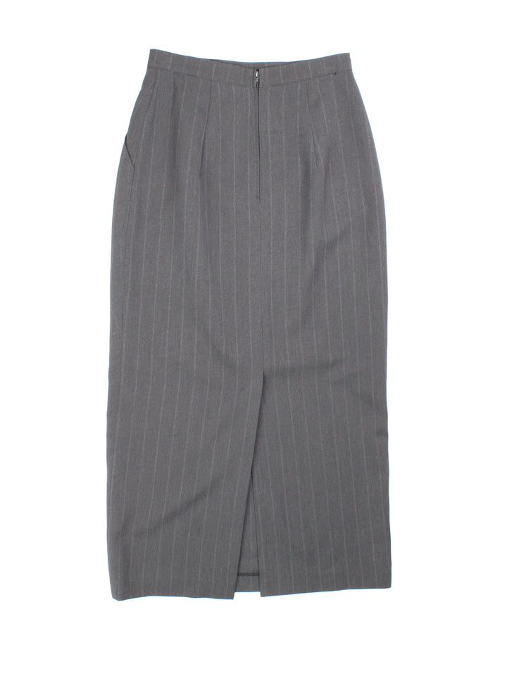 Y2K pencil skirt in grey with zip closure and a slit in the back.