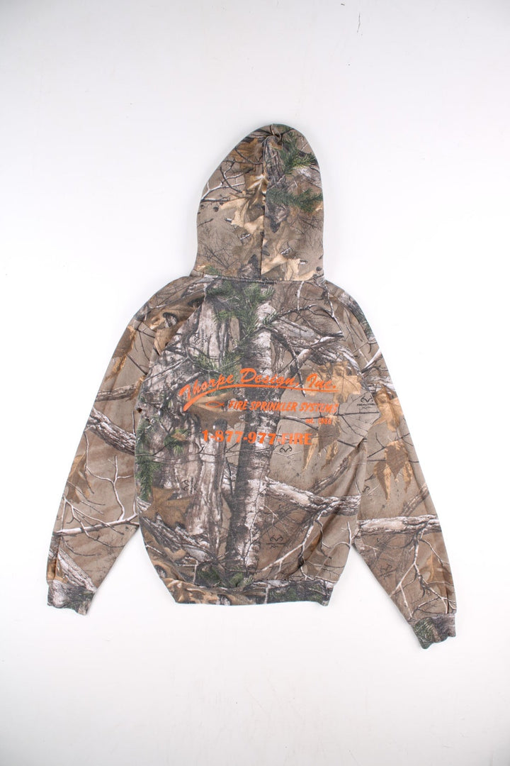 Vintage Russell Athletic Realtree Camo Hoodie in a brown colourway. Small logo on the front with classic pocket and large text graphic on the back. 