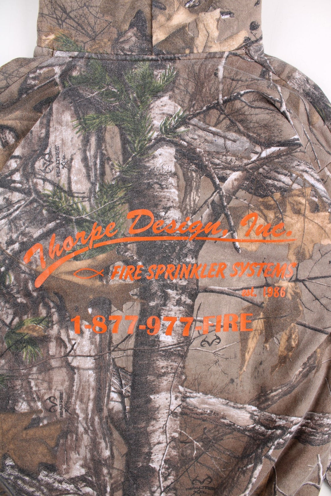 Vintage Russell Athletic Realtree Camo Hoodie in a brown colourway. Small logo on the front with classic pocket and large text graphic on the back. 