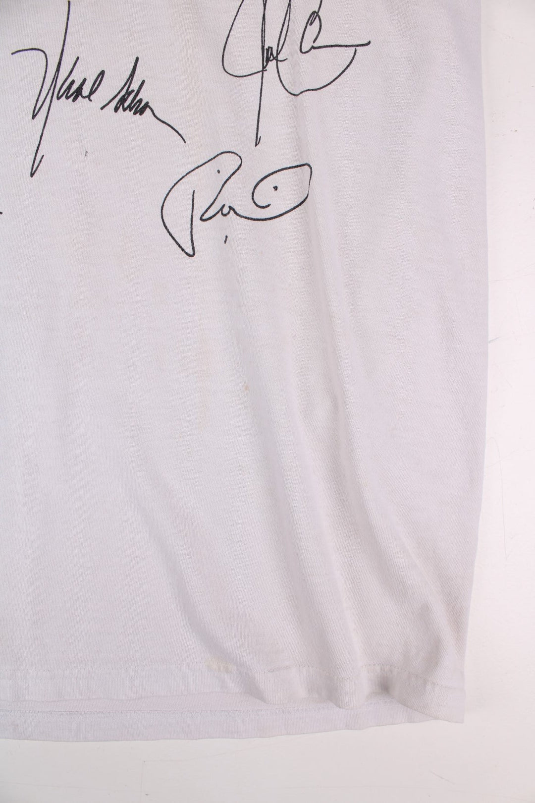 Vintage 2001 Journey Arrival Tour Signed Fan Club Vest T-Shirt in a white colourway with the spell out and graphic printed across the front alongside the bands signatures (not actually signed but printed onto the t-shirt) and has the tour dates printed on the back.