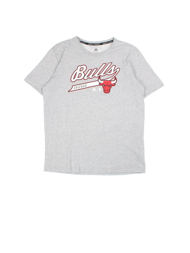 Adidas Chicago Bulls T-Shirt in a grey colourway with bulls logo on the front.