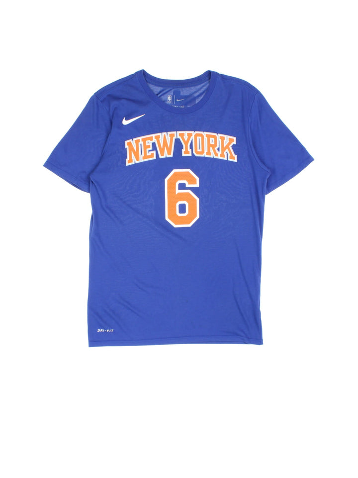 Nike New York Knicks NBA T-Shirt in a blue colourway with the team name and player number printed on front, Porzingis number 6 printed on the back.