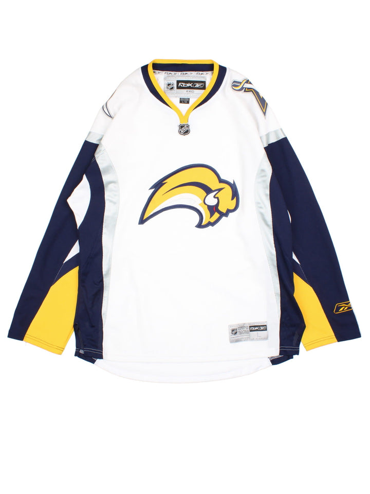 Buffalo Sabers Reebok NHL Jersey in the white colourway, features large logo on the front and shoulders with blue,yellow and silver striped panelling.