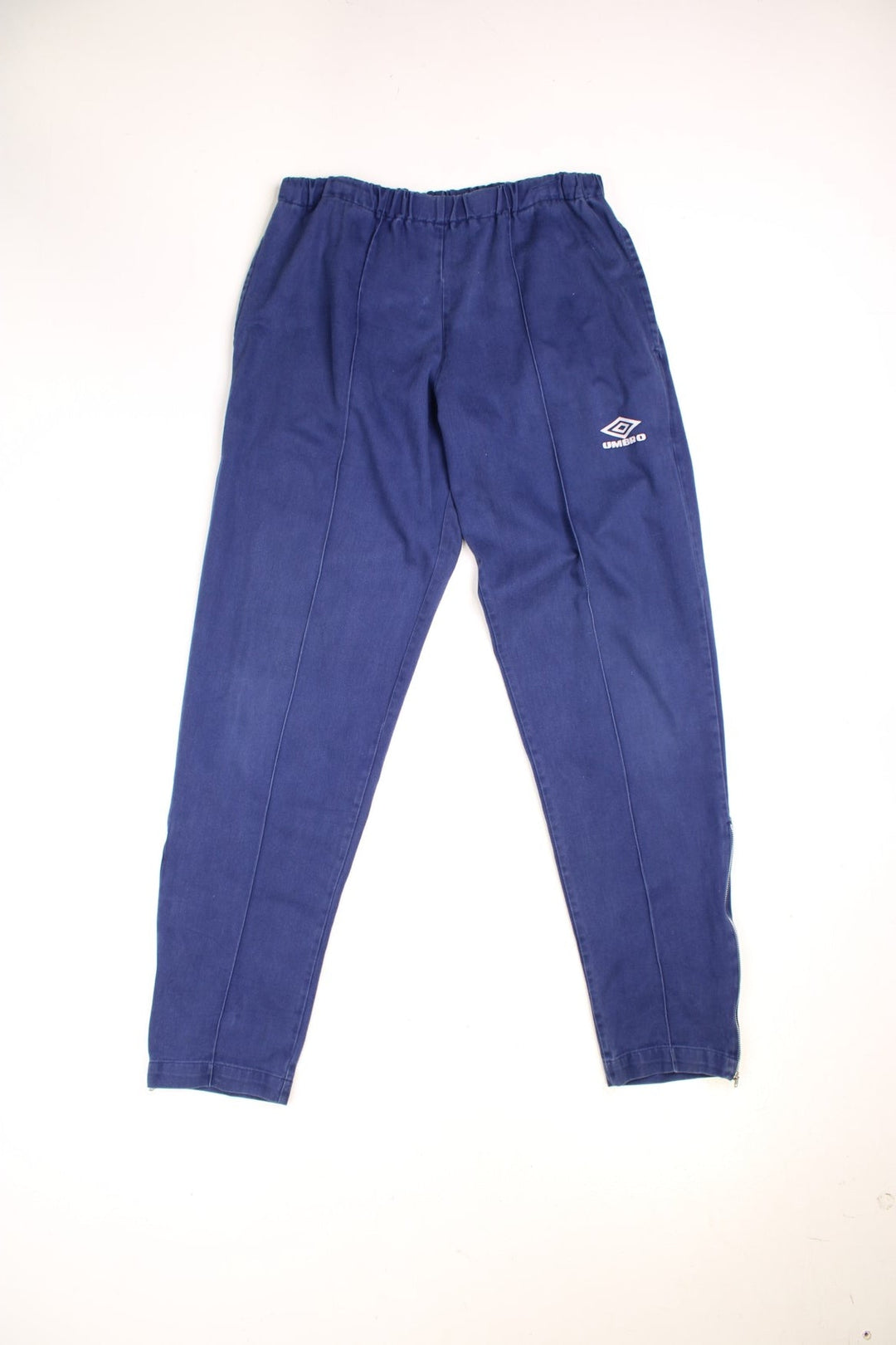 Vintage Umbro Pro Training Pants in a blue colourway, 100% cotton, pin striped, side pockets, and has the logo printed on the front and back of the right leg. 