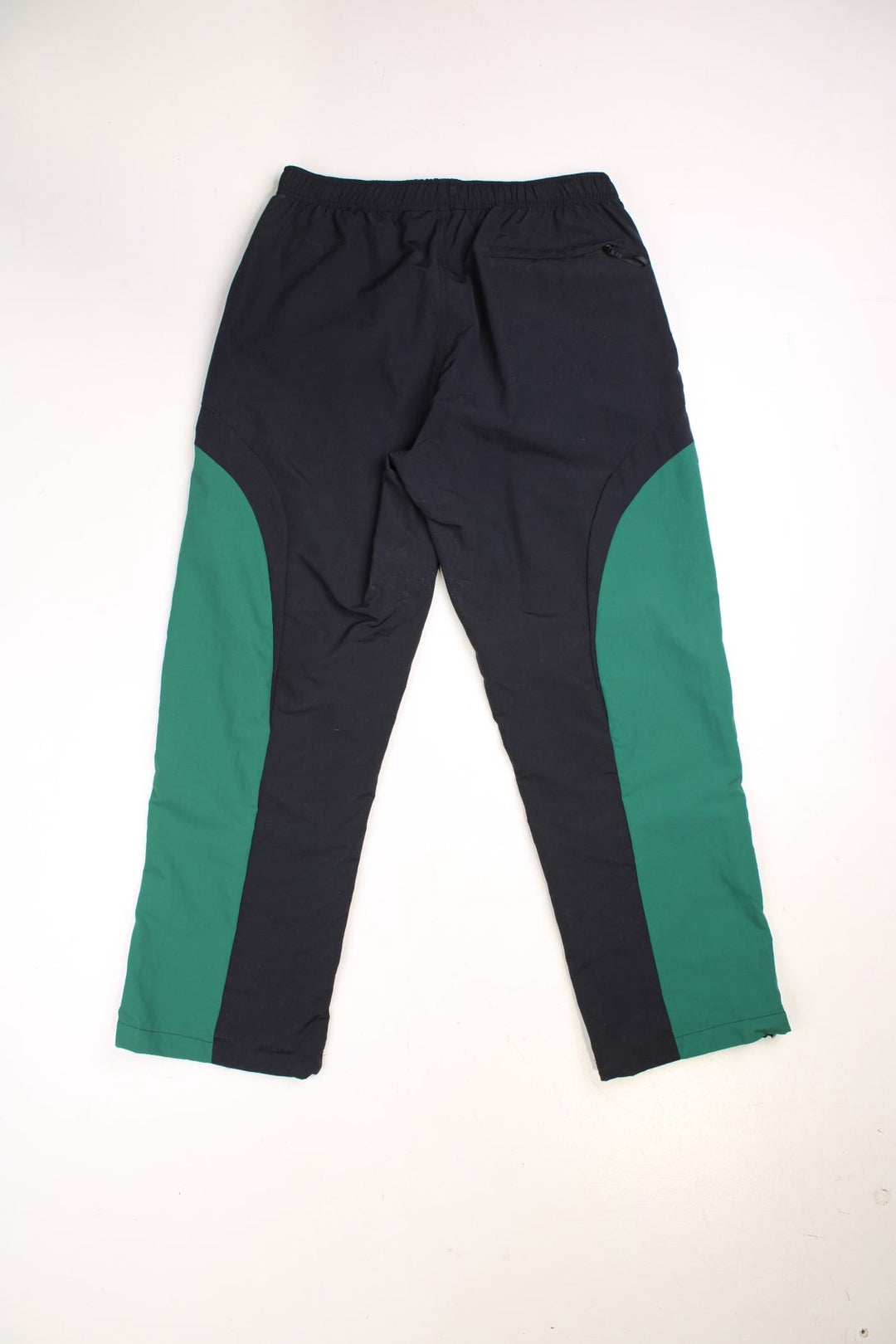  SS 22 Curve Track Pants in a  and green colourway, has pockets, an elasticated waist with drawstring, mesh lining, and the spell out logo embroidered down the legs. 