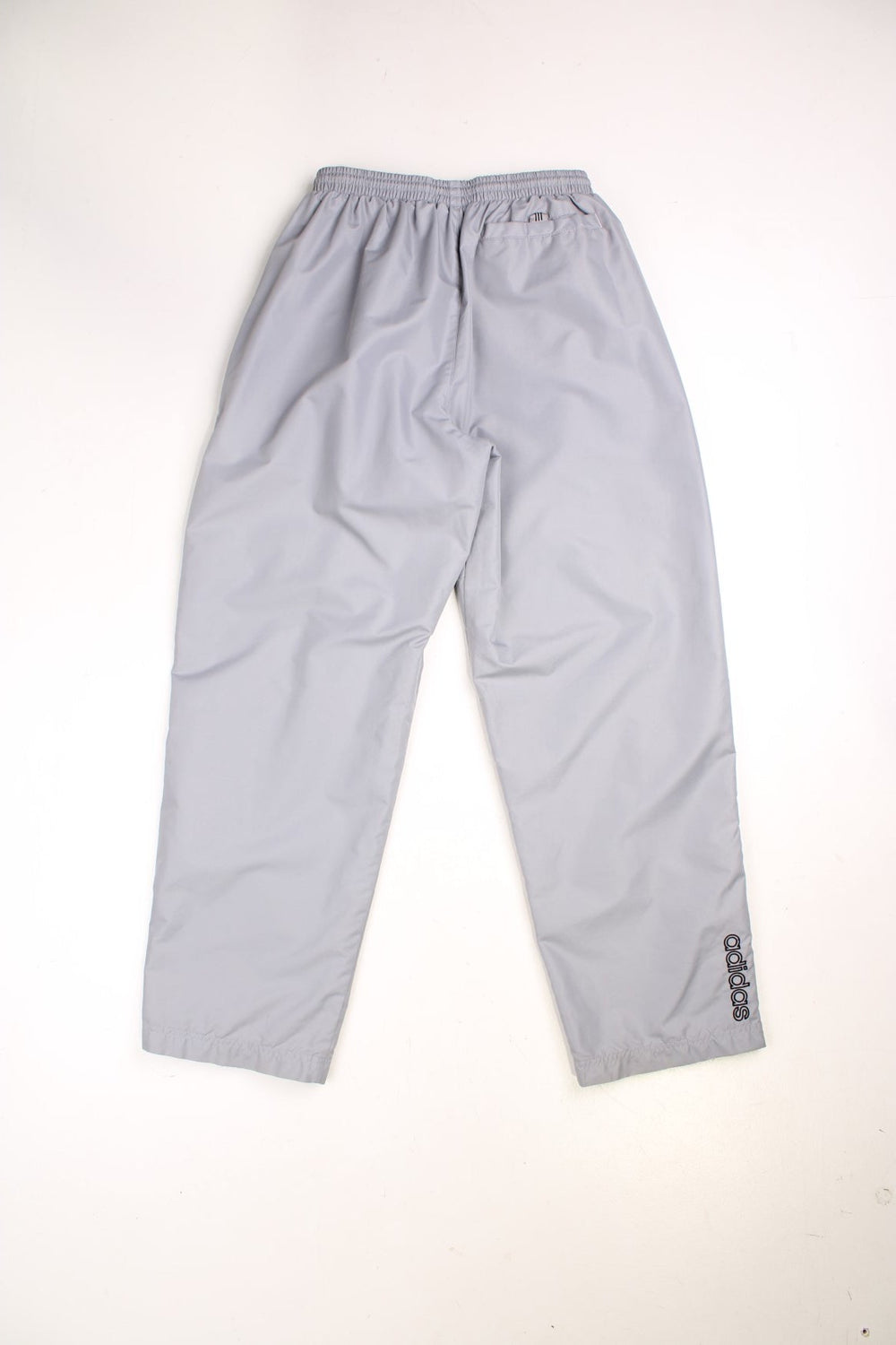  Tracksuit Bottoms in a  colourway, has pockets, an elasticated waist with drawstring, mesh lining, and the logo embroidered on the front and on the back of the right leg. 