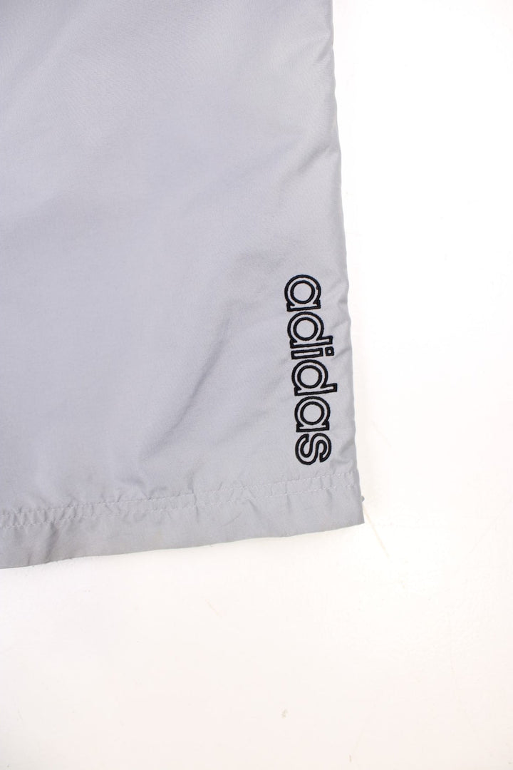  Tracksuit Bottoms in a  colourway, has pockets, an elasticated waist with drawstring, mesh lining, and the logo embroidered on the front and on the back of the right leg. 