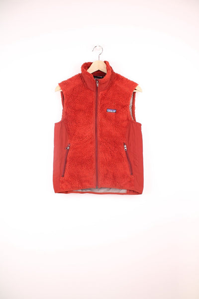 Patagonia zip through fleece gilet in deep red/burnt orange. Features embroidered logo on the chest.