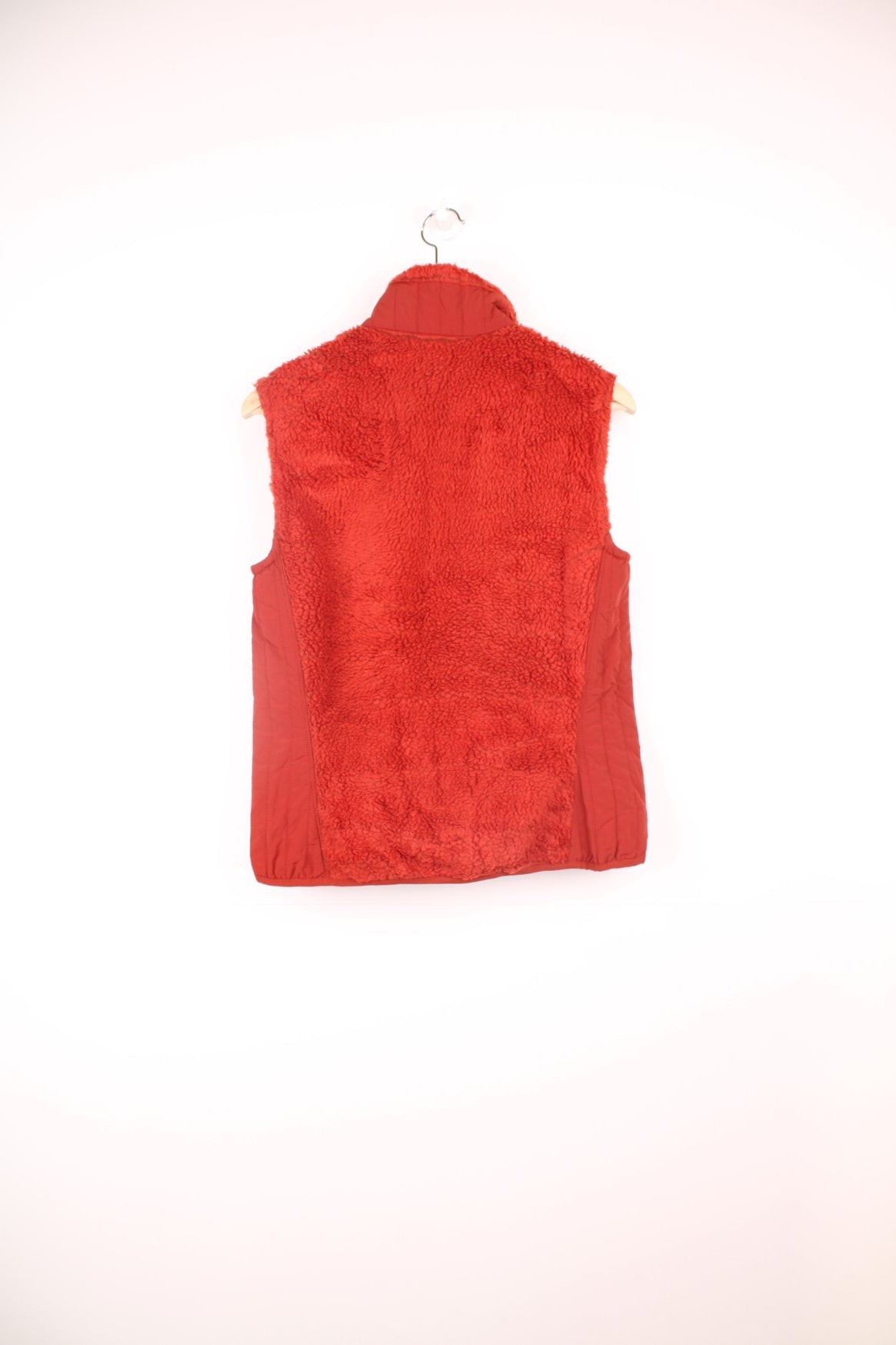 Patagonia zip through fleece gilet in deep red/burnt orange. Features embroidered logo on the chest.