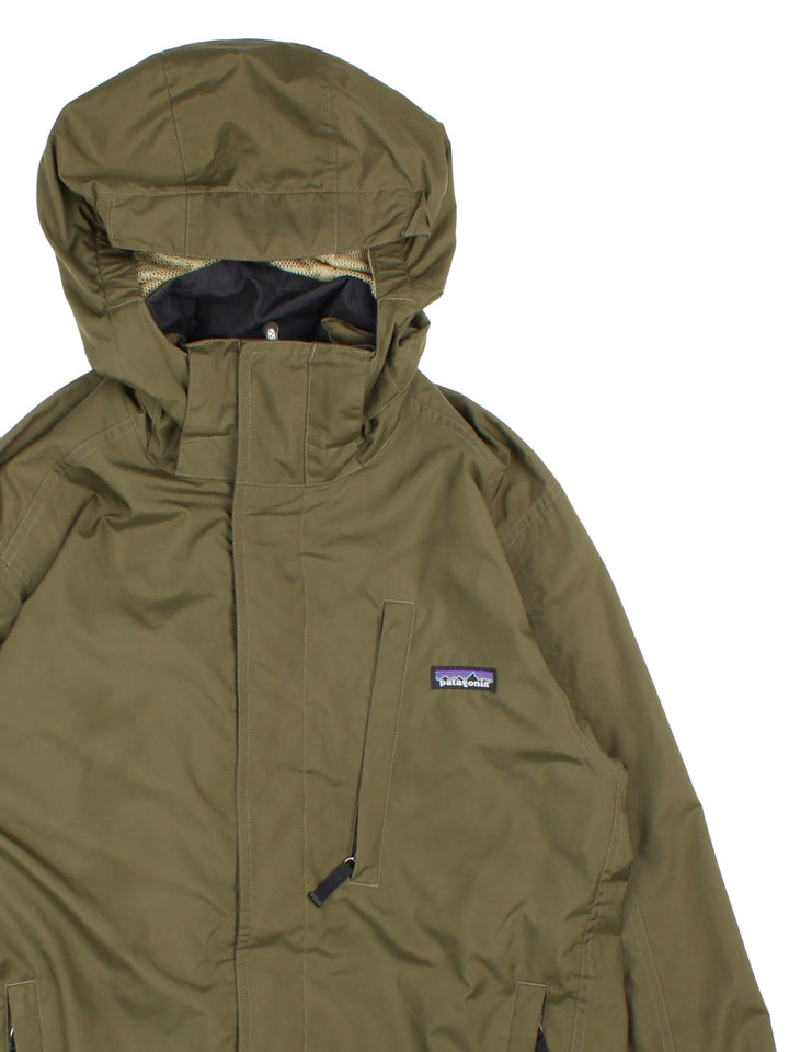 Patagonia Rain Shell Jacket in a khaki green colourway. Zips up and has multiple pockets, mesh lining, and has the logo embroidered on the front.