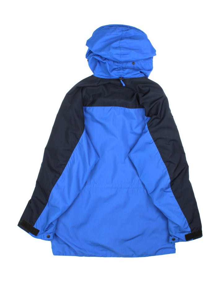 Vintage Paramo Nikwax Jacket in a blue and black colourway. Zips and buttons up, has side pockets, insulated lining, hooded, and has the logo embroidered on the front amd on the right sleeve.