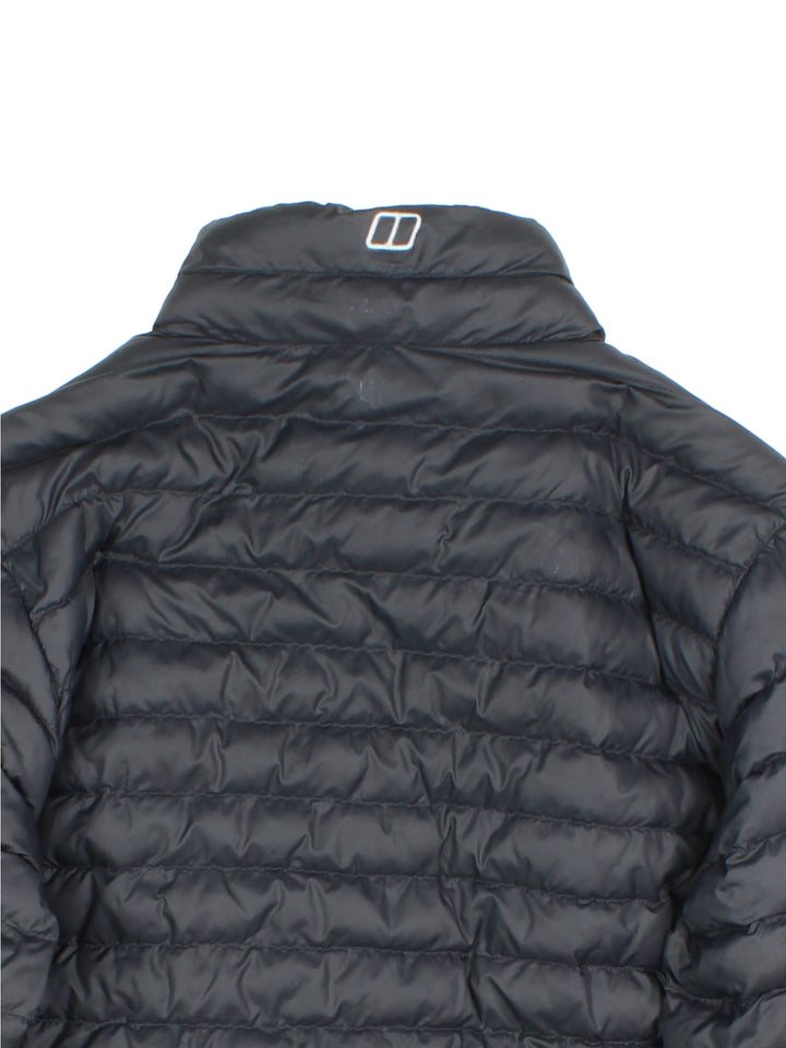 Berghaus Puffer Coat in a black colourway. Zips up and has side pockets, insulated lining, and has the logo printed on the front.