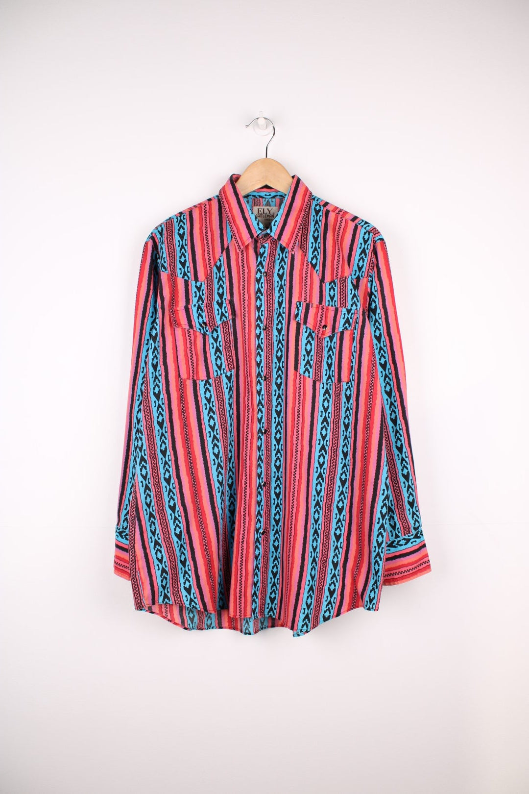 Multicoloured patterned western shirt by ELY Cattleman with snap closure and two flap pockets. 