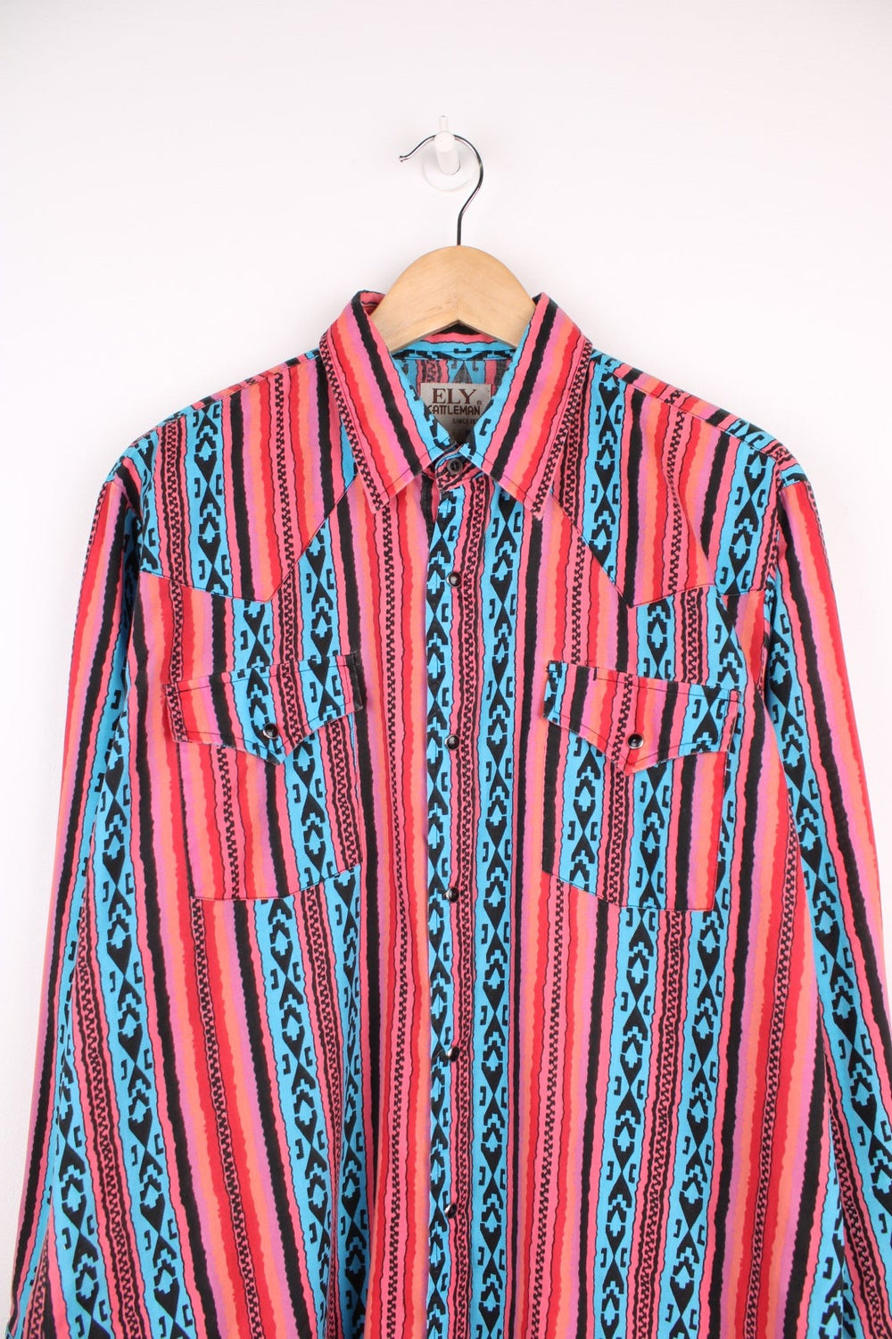 Multicoloured patterned western shirt by ELY Cattleman with snap closure and two flap pockets. 