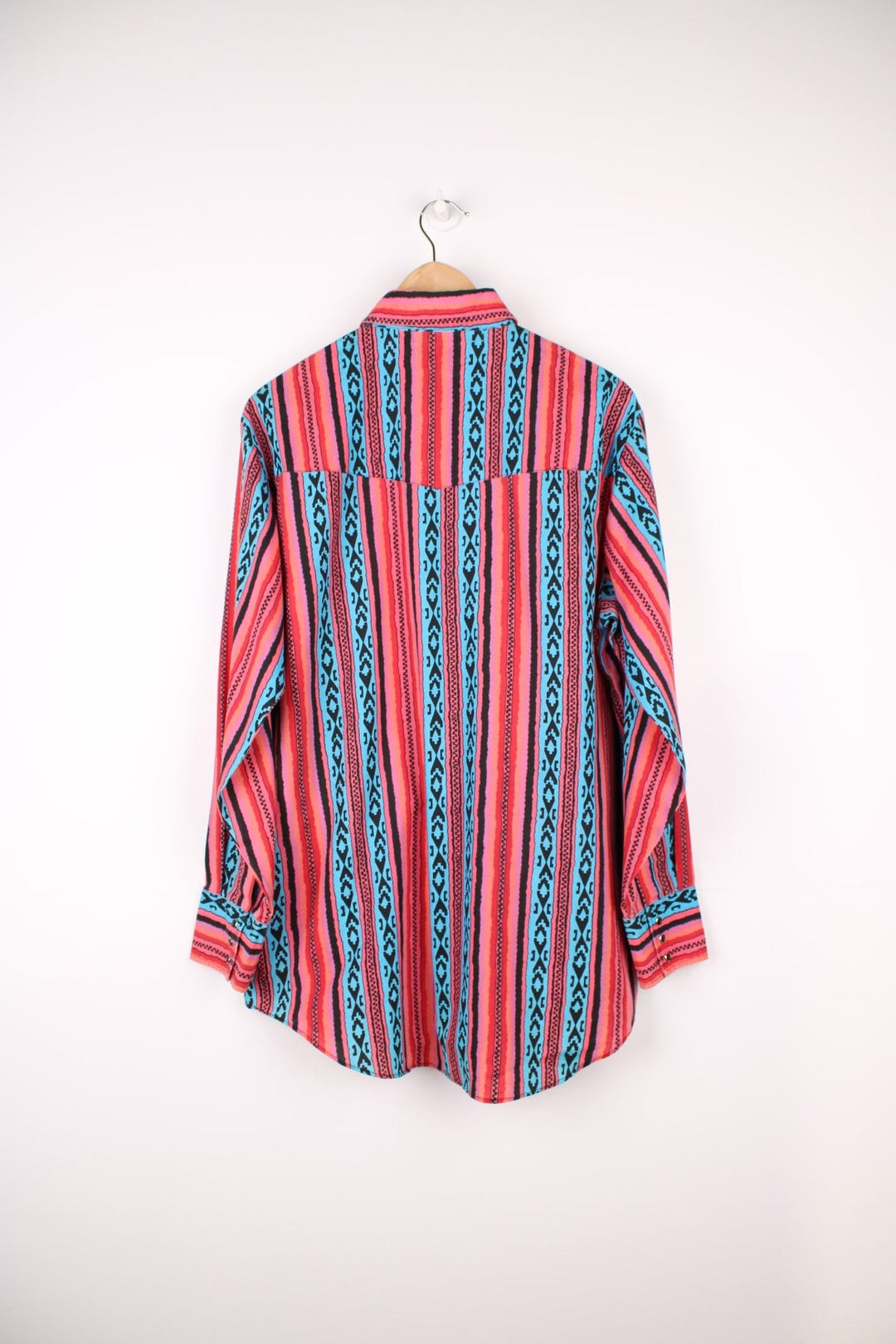 Multicoloured patterned western shirt by ELY Cattleman with snap closure and two flap pockets. 