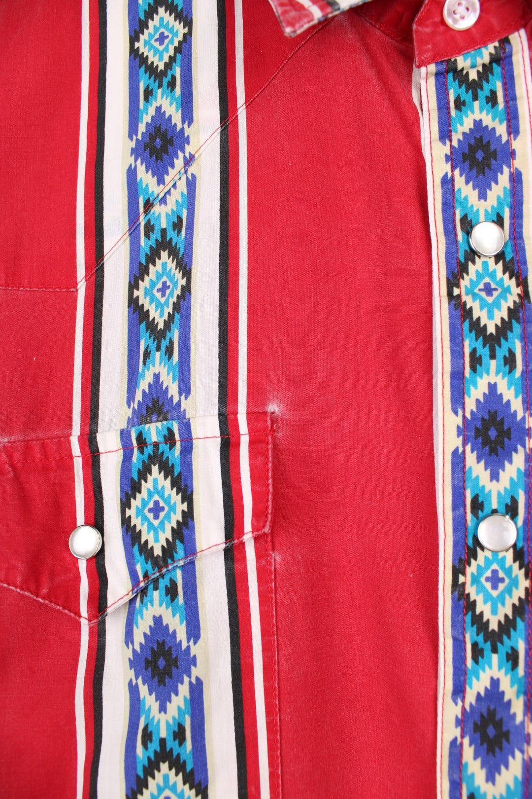 Patterned red and blue western shirt by High Noon with pearl-effect snap closure and two flap pockets. 