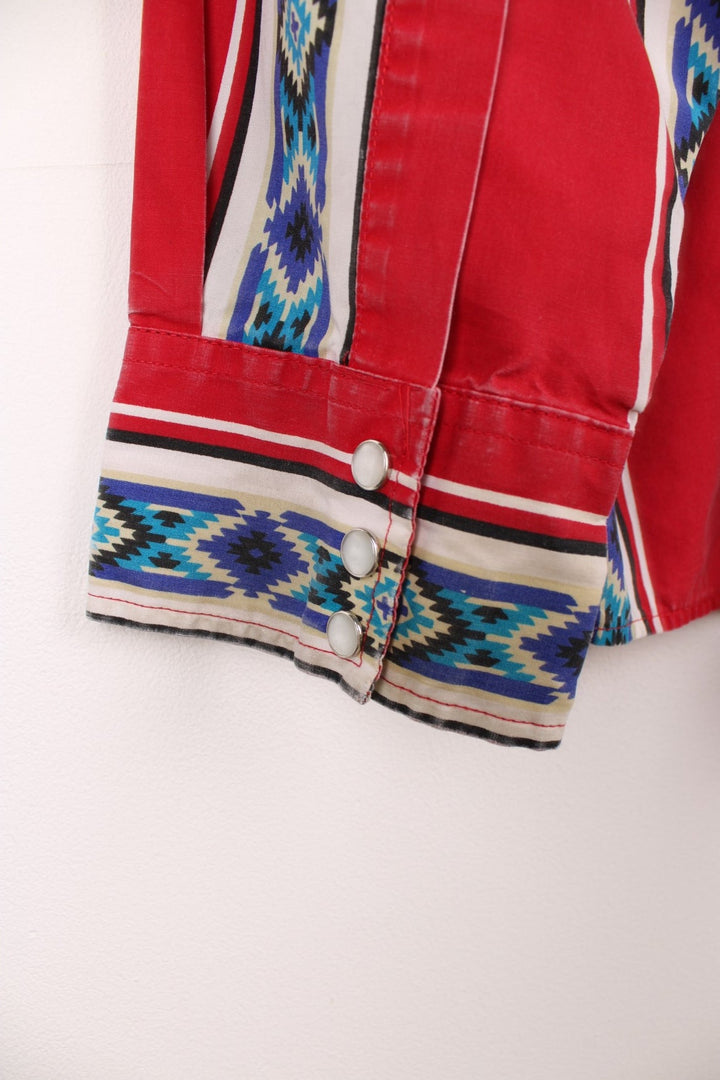 Patterned red and blue western shirt by High Noon with pearl-effect snap closure and two flap pockets. 