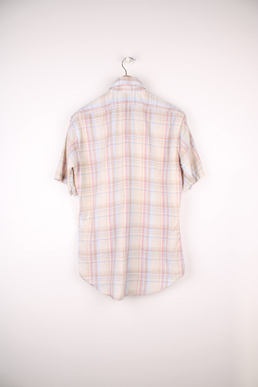 Levi's tan check short-sleeved shirt with one flap pocket and button closure. 