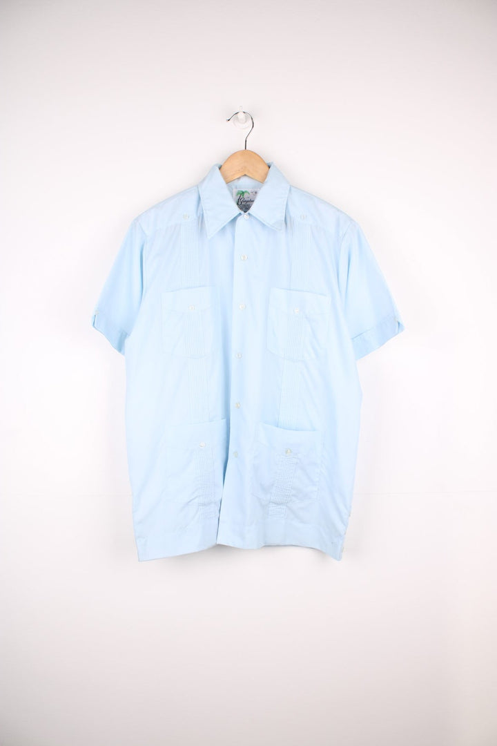 Short-sleeved embroidered Cuban shirt with four flap pockets. 