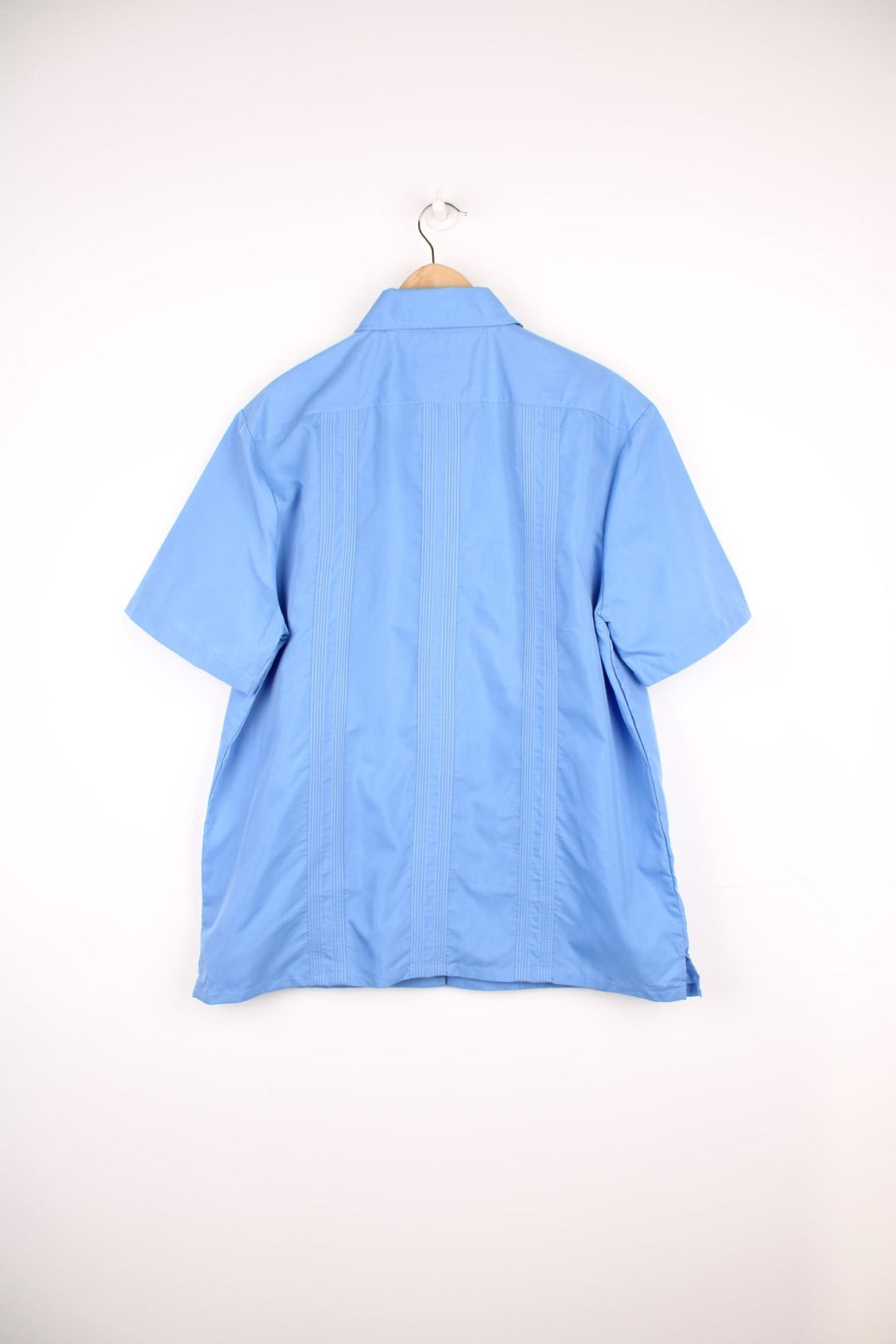 Blue short-sleeved embroidered Cuban shirt with four pockets and zip closure. 