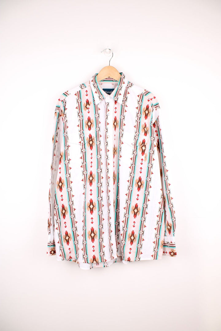 Wrangler patterned western shirt with red and turqoise accents, two flap pockets and pearl-effect snap closure. 