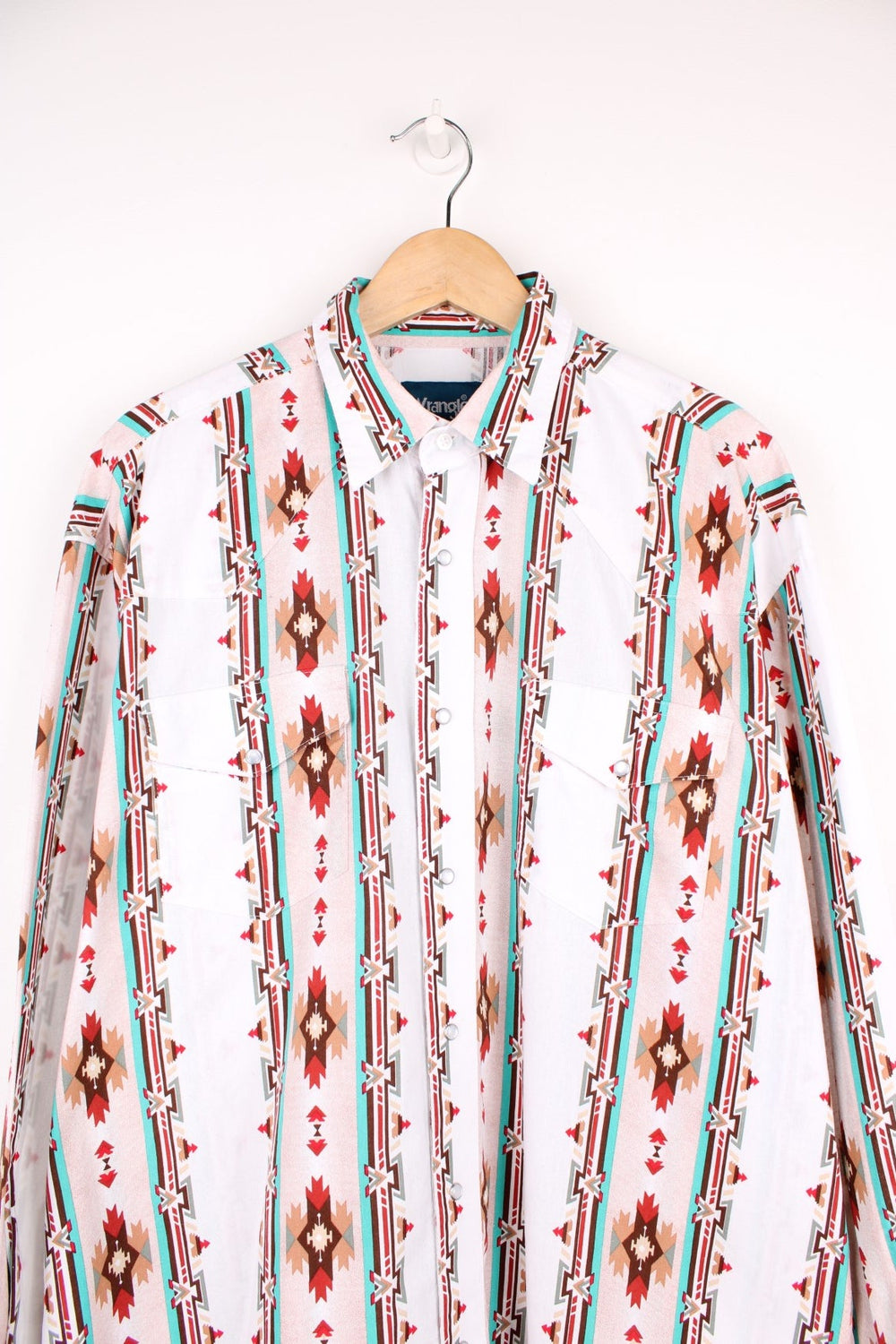 Wrangler patterned western shirt with red and turqoise accents, two flap pockets and pearl-effect snap closure. 