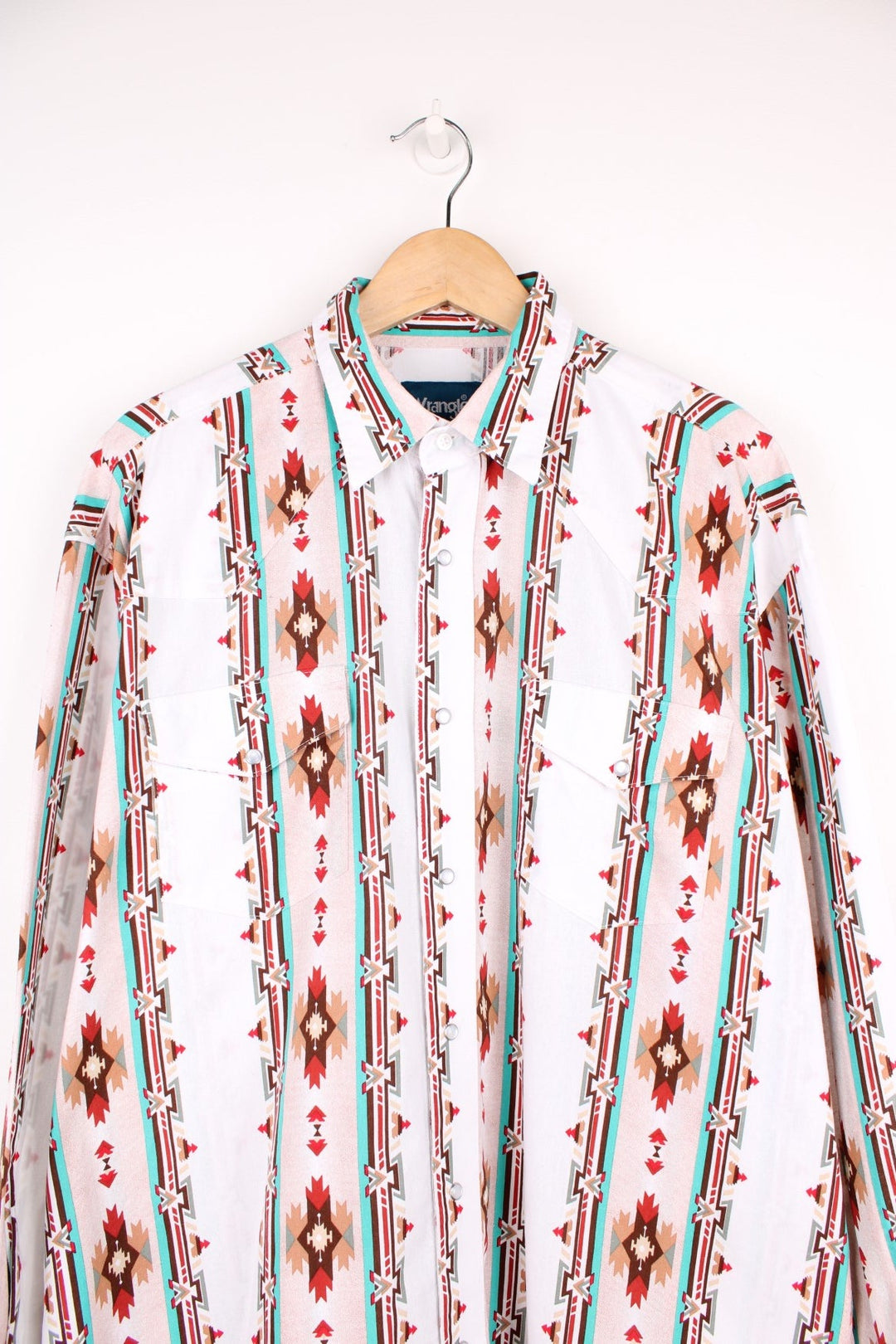 Wrangler patterned western shirt with red and turqoise accents, two flap pockets and pearl-effect snap closure. 