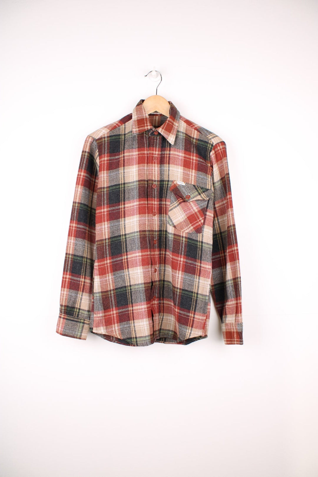 Wrangler red and brown plaid shirt with one flap pocket. 