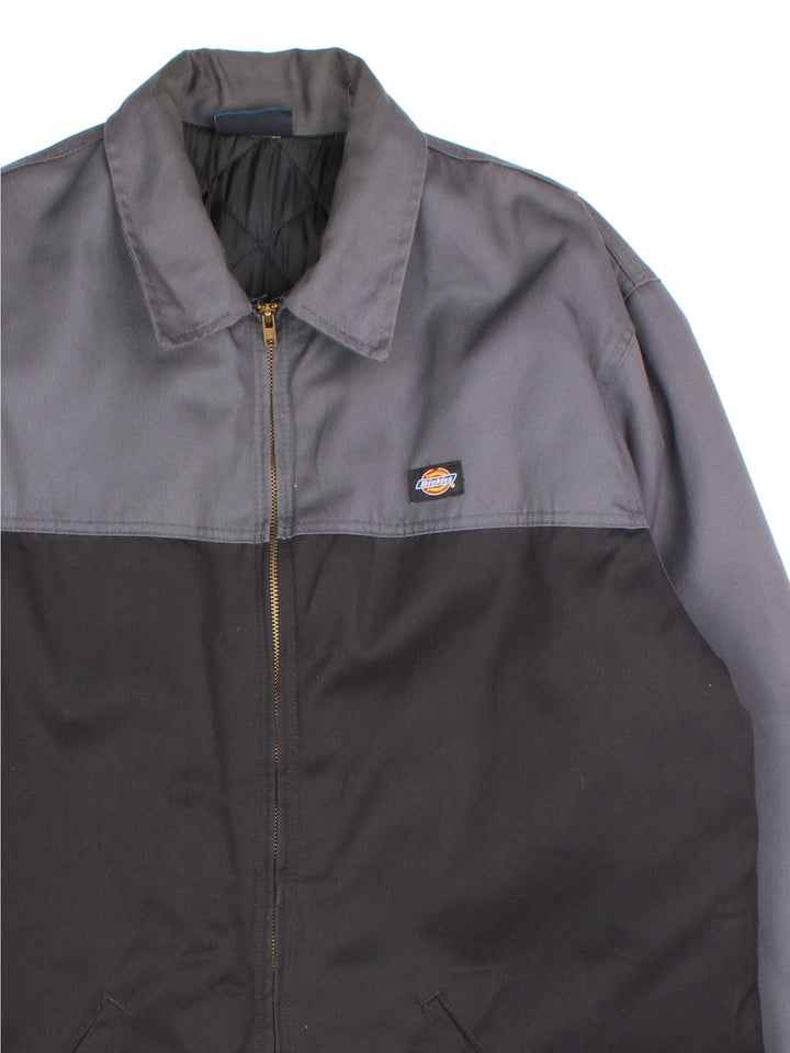 Vintage Dickies Jacket in a black and grey colourway. Zips up and has side pockets, insulated with a quilted lining, and has the logo embroidered on the front.