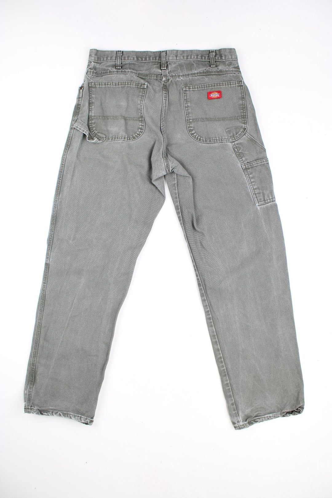 Dickies Carpenter Jeans in a khaki green colourway, multiple pockets and has the logo embroidered on the back. 