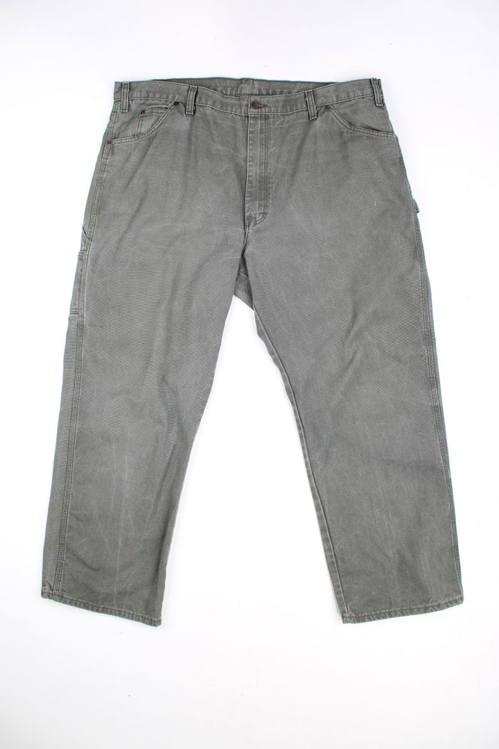 Dickies Carpenter Jeans in a khaki green colourway, multiple pockets and has the logo embroidered on the back. 