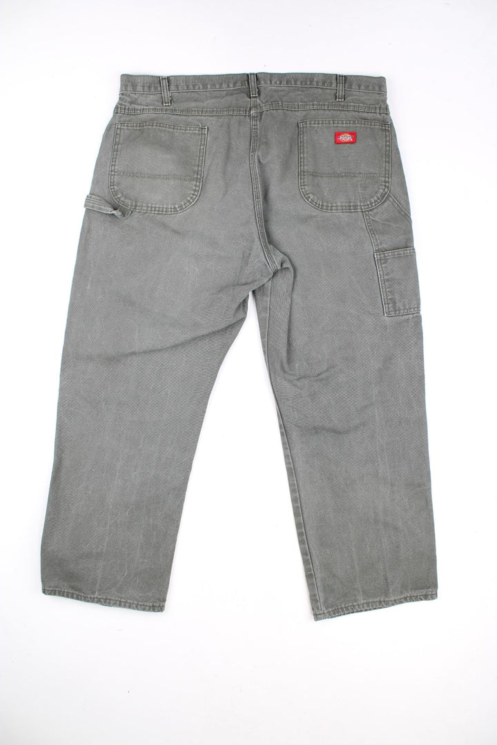 Dickies Carpenter Jeans in a khaki green colourway, multiple pockets and has the logo embroidered on the back. 