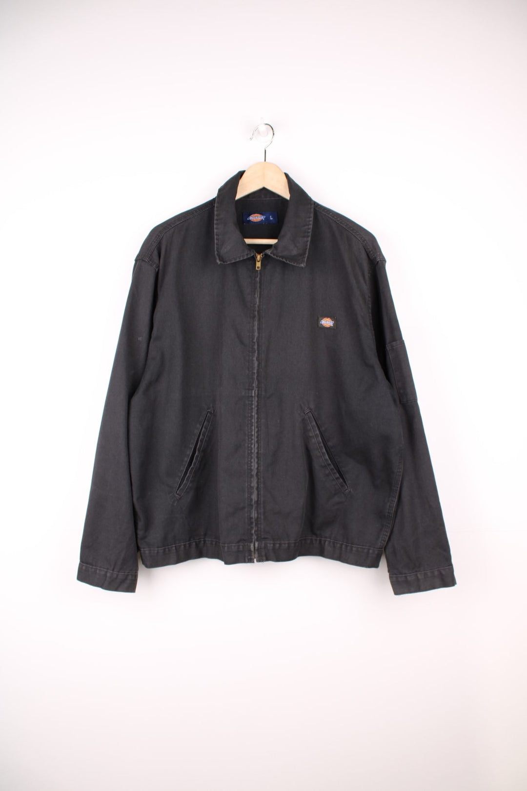 Dickies Eisenhower Jacket in a faded black colourway, lightweight unlined jacket, zip up with side pockets, and has the logo embroidered on the front. 